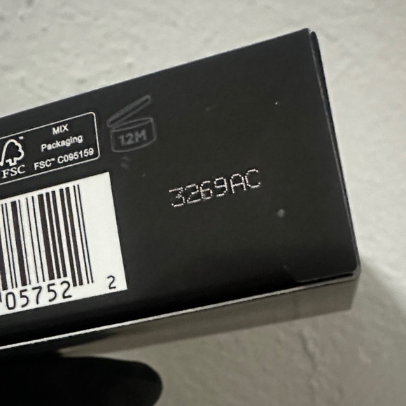 Laura Mercier Translucent Pressed Setting Powder Ultra Blur - Translucent Honey - Picture 4 of 5